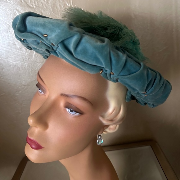 BEATIFUL 1950s\' TURQUOISE RUCHED VELOUR MUSHROOM HAT WITH COORDINATING FEATHERS main image 5